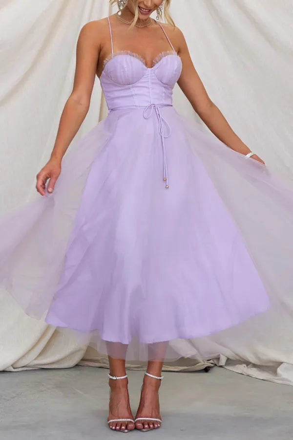 Romantisches Damen Midikleid für Hochzeitsgäste mit verträumtem Flair und eleganter Silhouette in Fioletowy