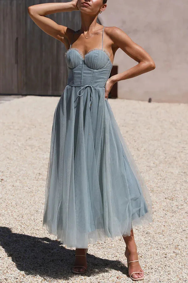 Romantisches Damen Midikleid für Hochzeitsgäste mit verträumtem Flair und eleganter Silhouette in Niebieski