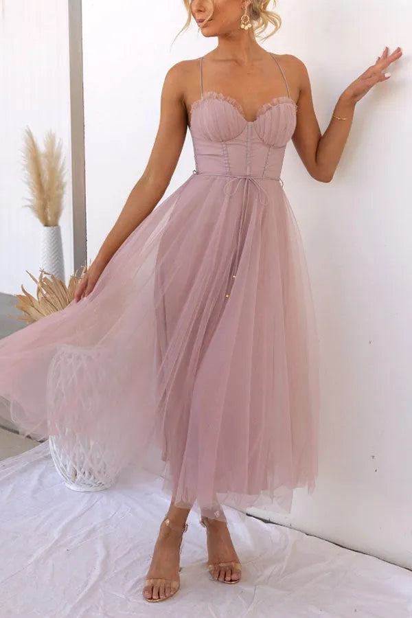 Romantisches Damen Midikleid für Hochzeitsgäste mit verträumtem Flair und eleganter Silhouette in Różowy