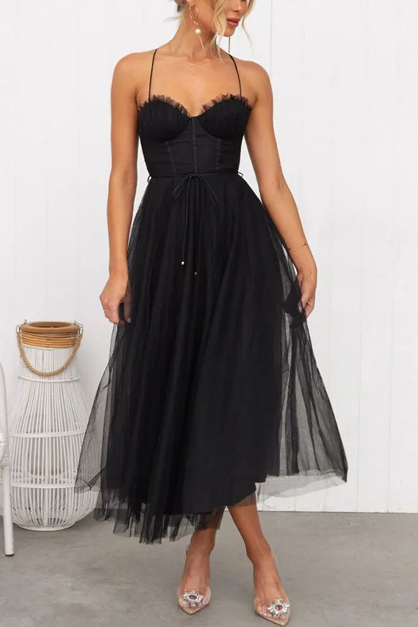 Romantisches Damen Midikleid für Hochzeitsgäste mit verträumtem Flair und eleganter Silhouette in Schwarz