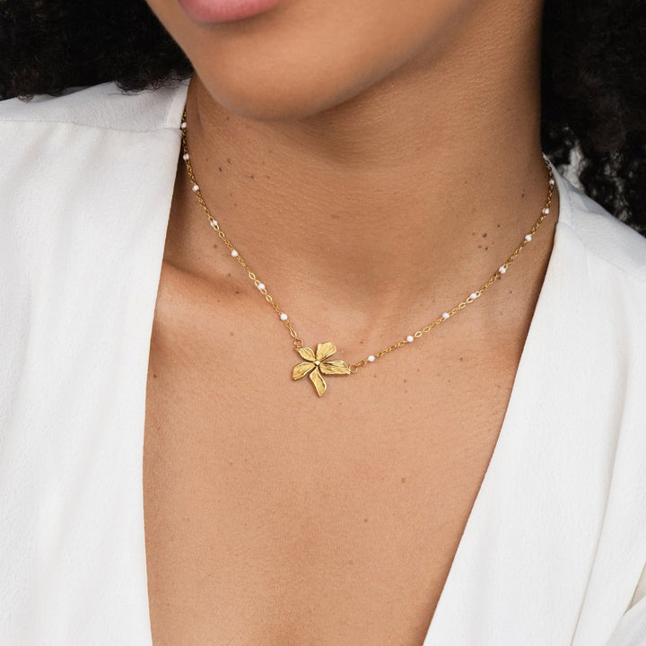 Elegante Goldfarbene Blumen Halskette