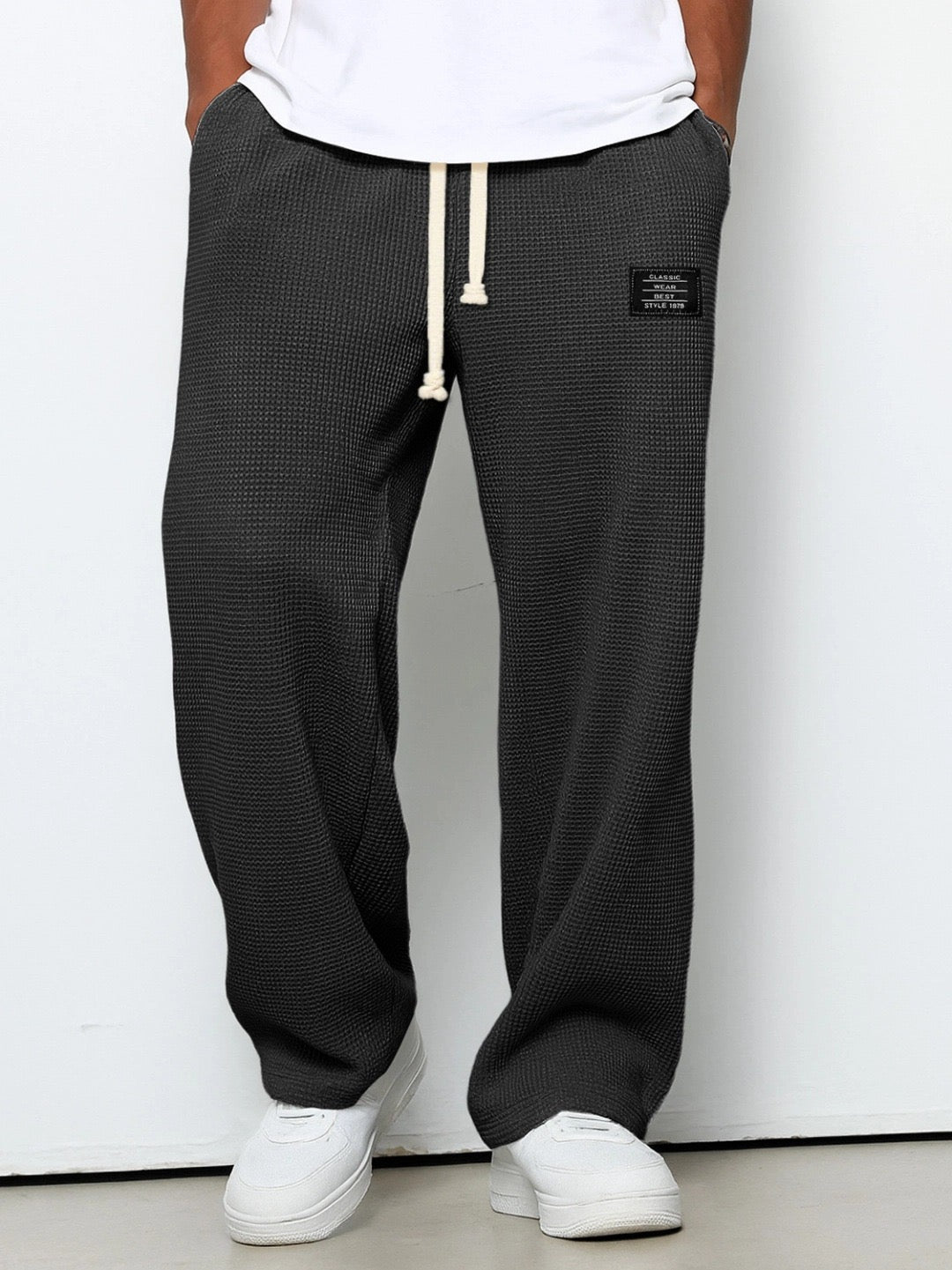 Urbane Herren Jogginghose mit weitem Schnitt in Schwarz