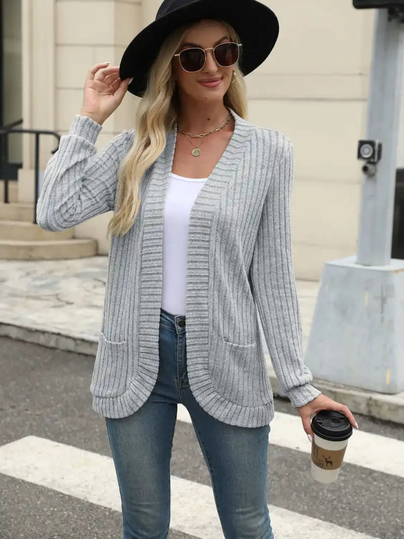 Vielseitige Damen Strickjacke aus weichem Rippstrick in Grau