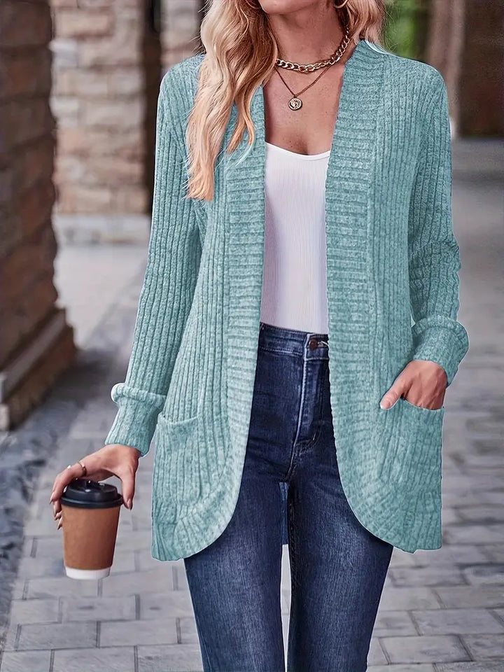 Vielseitige Damen Strickjacke aus weichem Rippstrick in Puderblau
