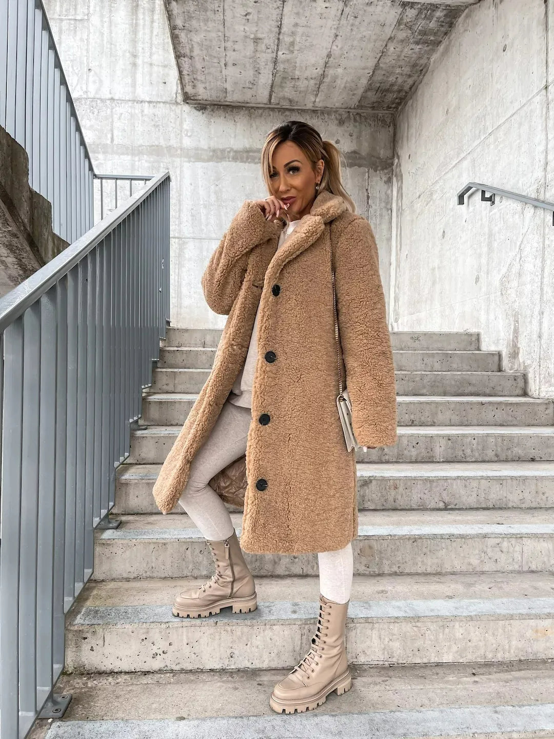 Warmer Damen-Trenchcoat aus Plüsch für kühle Tage in Beige