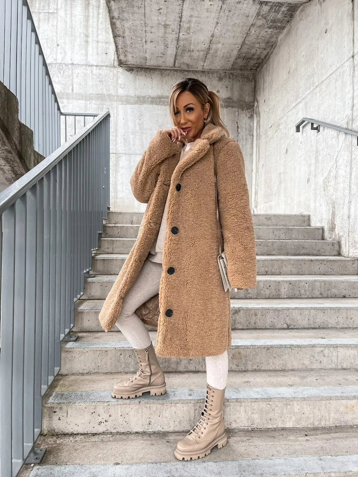 Warmer Damen-Trenchcoat aus Plüsch für kühle Tage in Beige