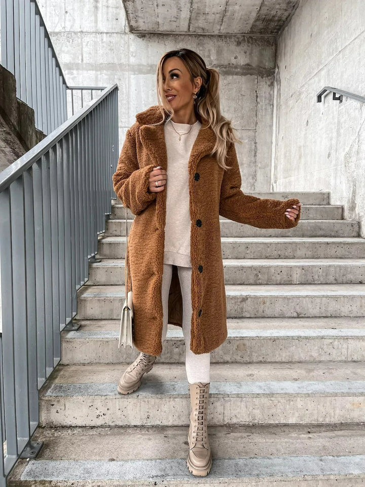 Warmer Damen-Trenchcoat aus Plüsch für kühle Tage in Braun