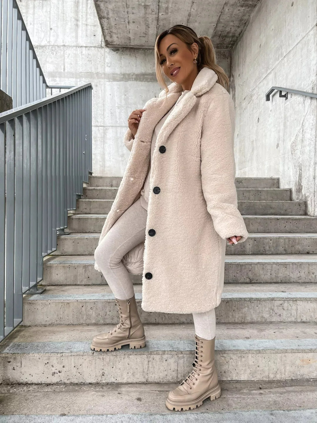 Warmer Damen-Trenchcoat aus Plüsch für kühle Tage in Creme